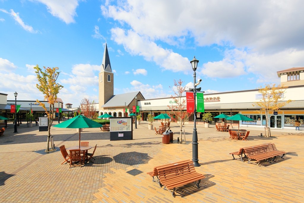 Premium outlets h&m 2025