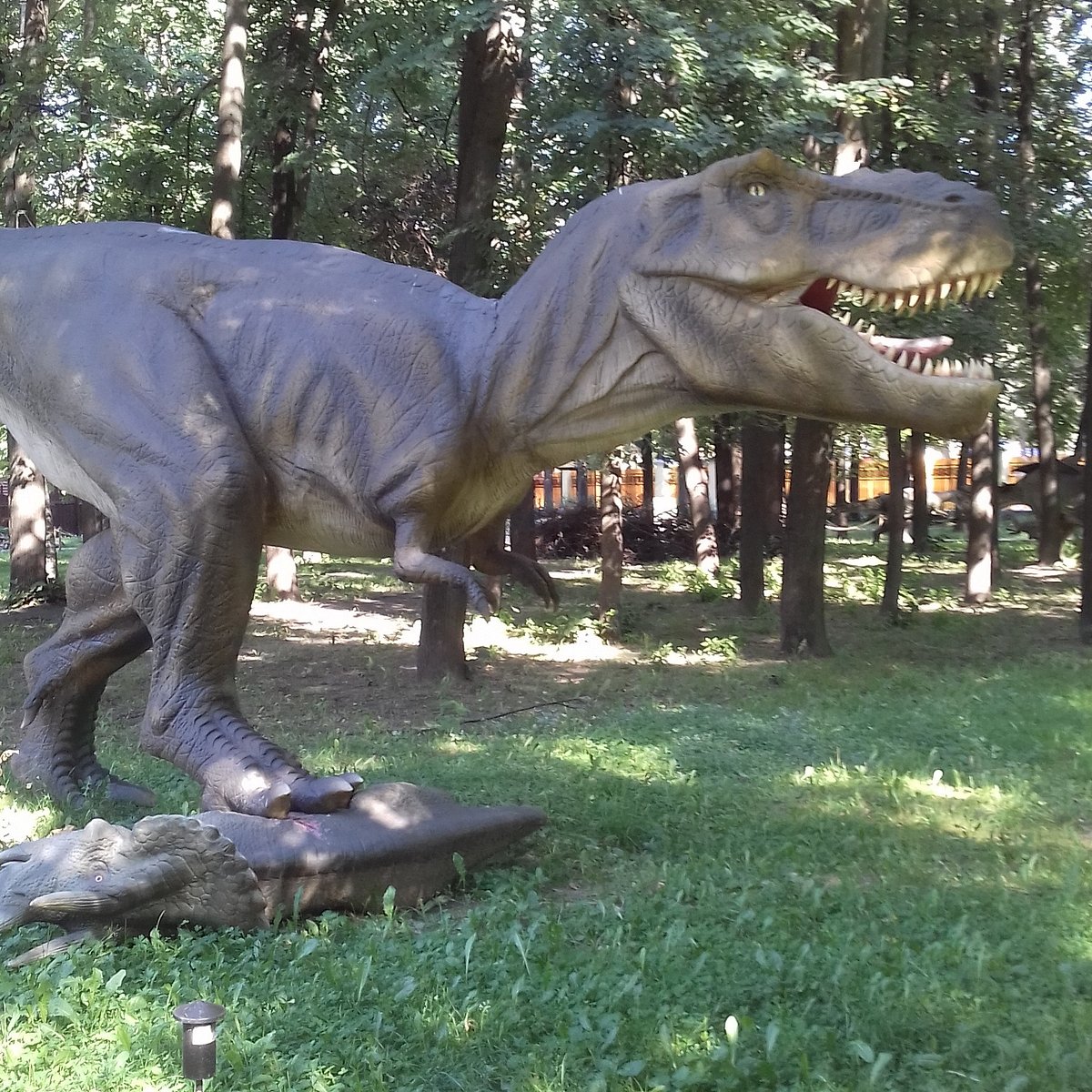 Парк динозавров ярославль. Юрский парк Ярославль. Музей динозавров в Ярославле.