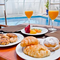desayuno en la Piscina
