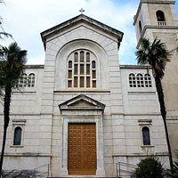Vista frontale della chiesa
