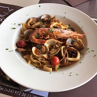Tagliatelle dello Chef con calamari, gamberoni, cozze e vongole