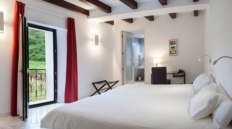 Habitación doble superior con balcón al jardín y amplias vistas al huerto y el monte