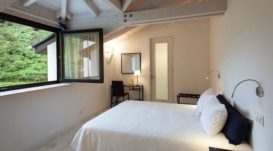Amplia habitación doble superior con maravillosas vistas al huerto y el monte