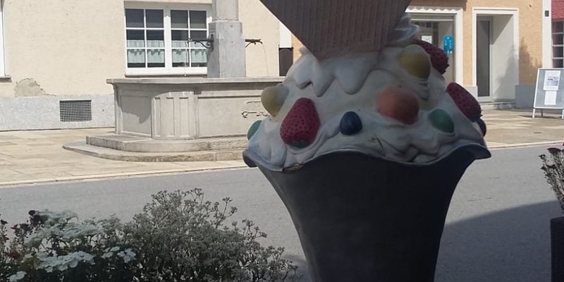 Het terras aan de straat met de Heilige Maagd