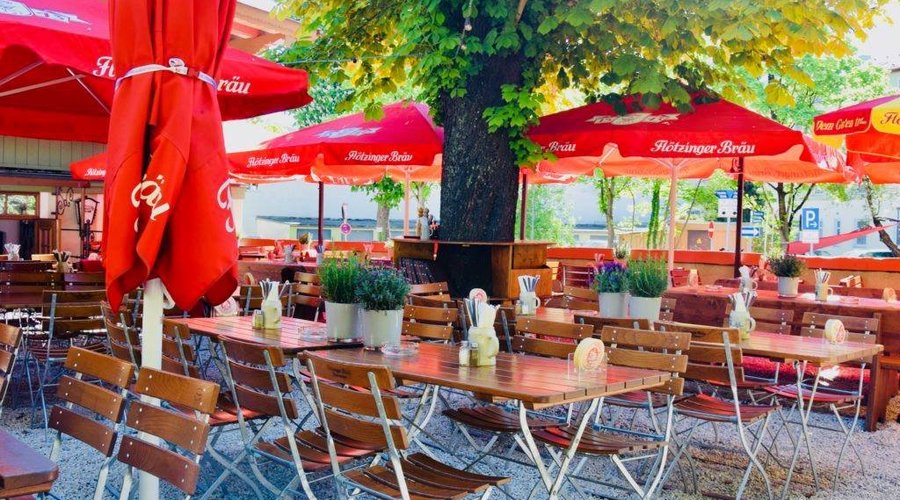 Unser schattiger Biergarten mit Kastanienbaum
