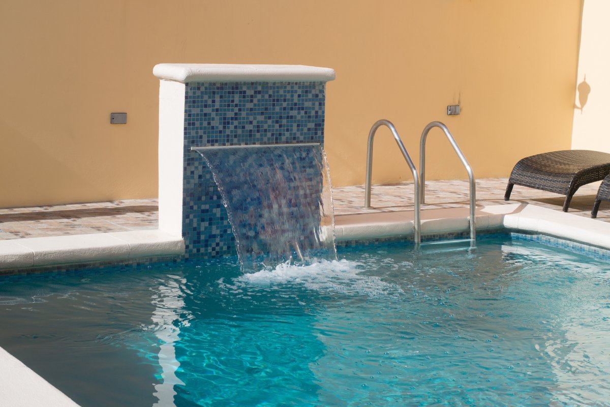 Beverly's Oasis Suites Pool: Pictures & Reviews - Tripadvisor