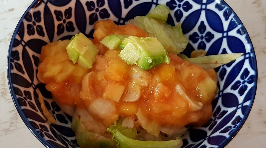 Trüffelasia Salat -Papaya, Mango, Avocado, Erdnüsse, Eisbergsalat, Mango-Chili Dressing