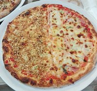 Pizza buonissima! Da asporto o da mangiare all'interno della pizzeria. Consigliatissima!