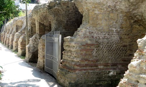 l'aspetto esterno della piscina