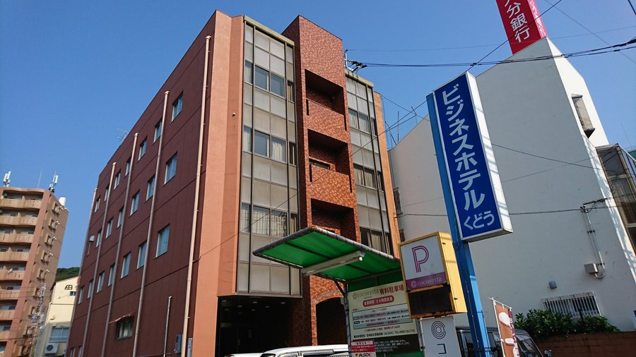 手前に駐車場があります