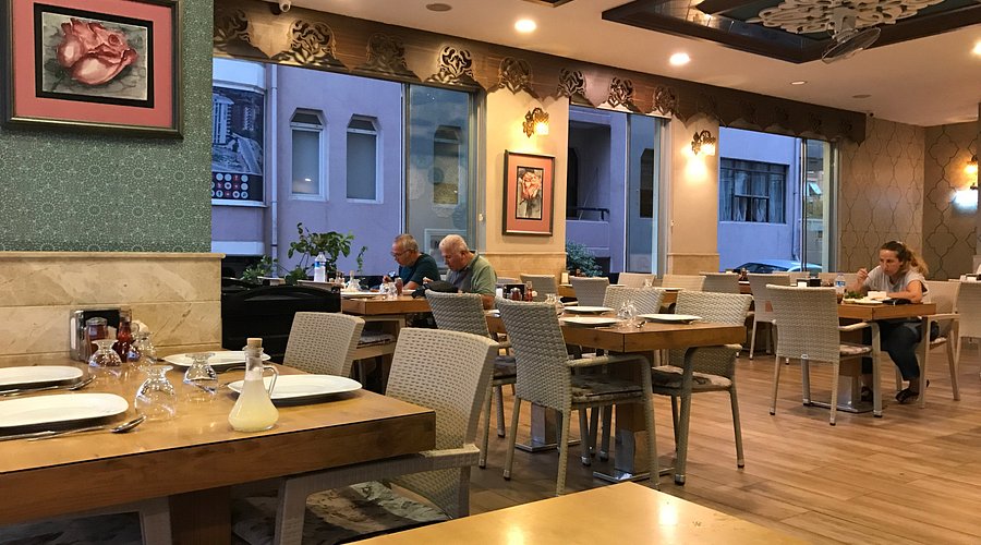 عشاء في مطعم تقليدي