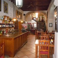La barra y al fondo el acceso al piso de la casa señorial