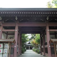 随身門。昭和天皇御座位六十年を記念して建立された神門。