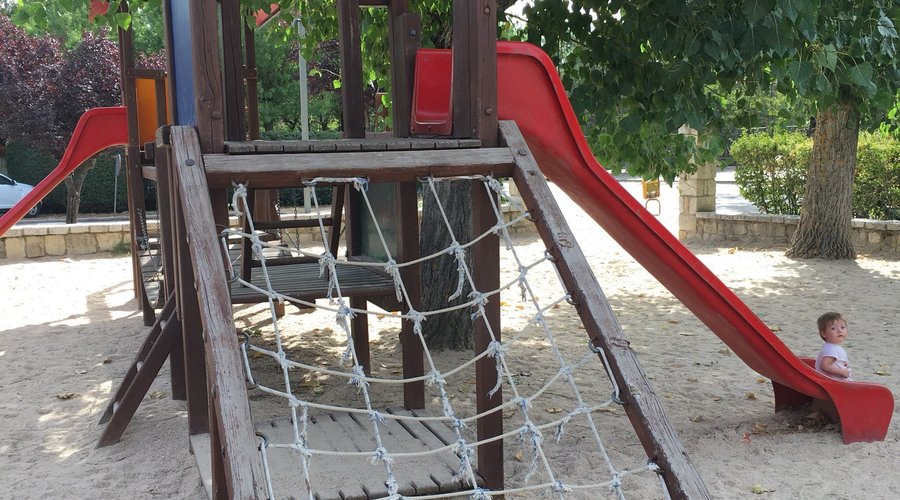 Parque de los niños, grande y diverso.