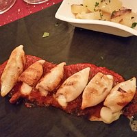 calamaretti ripieni di mozzarella con fondo alle olive