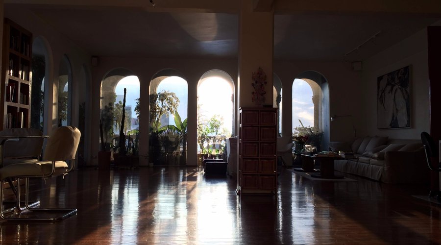 very large living room (area)