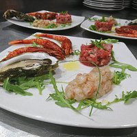 Tagliatelle Astice, nero di seppie e ricci, piatto di crudo, triglia e asparago...