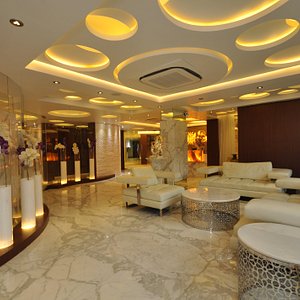 Kempton Hotel in Kolkata (Calcutta), image may contain: Indoors, Living Room, Room, Foyer