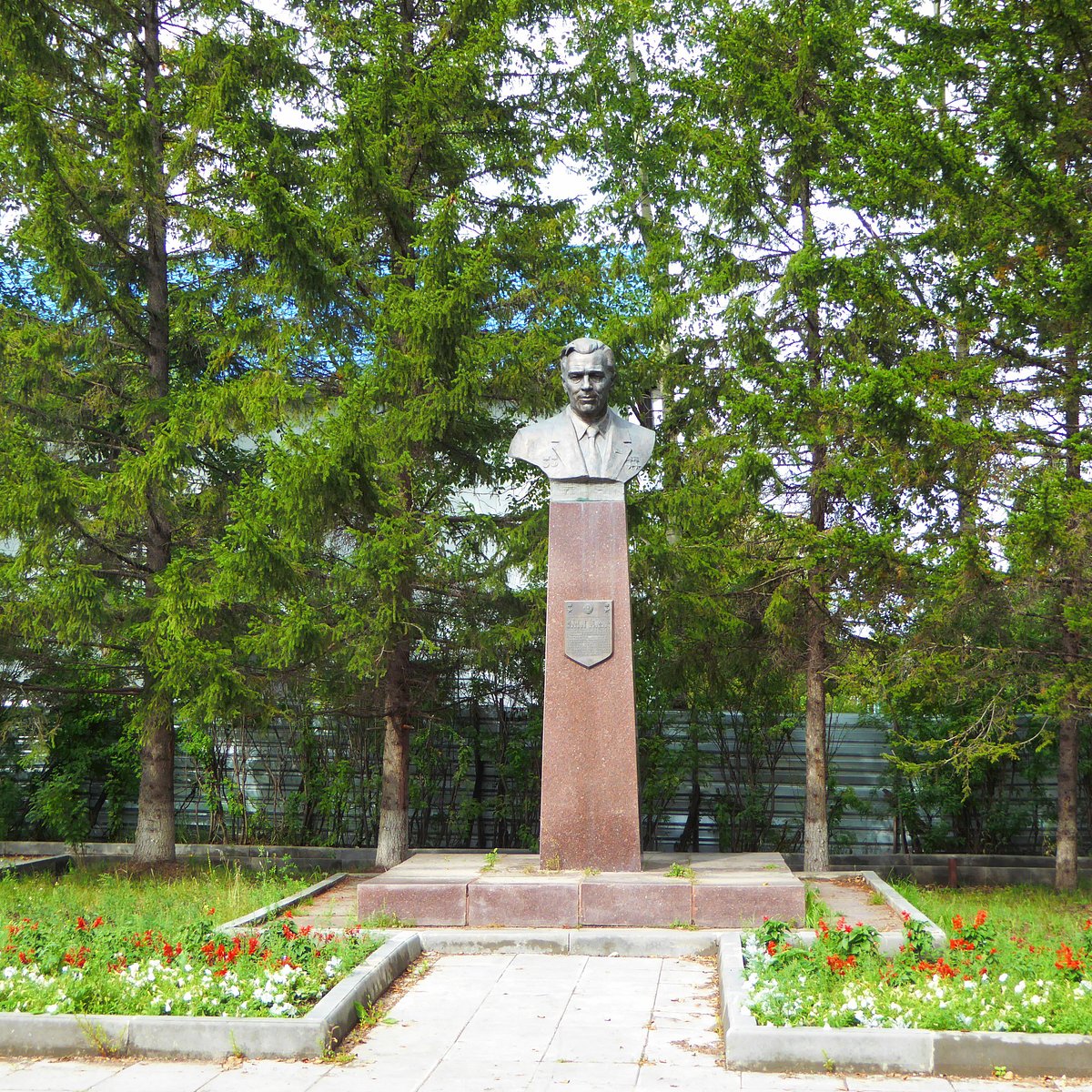 Железногорск илимский. Памятник Янгелю в Железногорске Илимском. Мемориал Железногорск Илимский. Памятники Железногорска Илимского. Памятник мемориал в Железногорске Илимском.