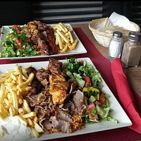 Assiettes très copieuses, avec salades et herbes super fraiches