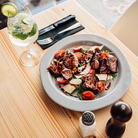 Tagliata di manzo with HUGO cocktail