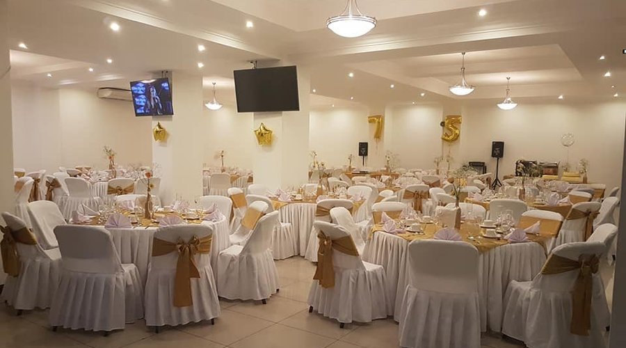 Cuenta con salón para eventos, o negocios. Muy bonito