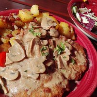 Deftige Hausmannskost mit frischem Salat als Vorspeise