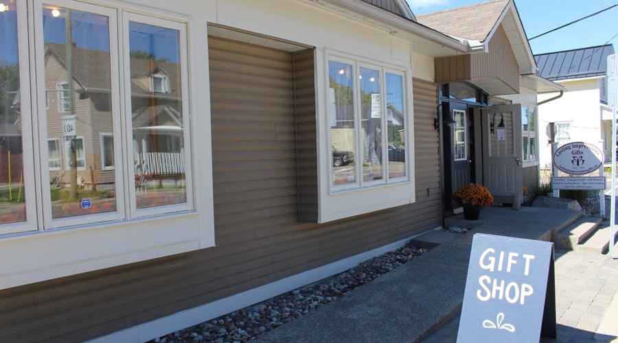 5552 Manotick Main Street