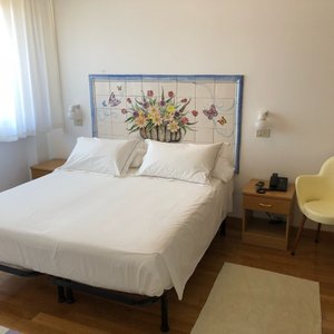 Bella camera e ottimo letto per un buon riposo :-)