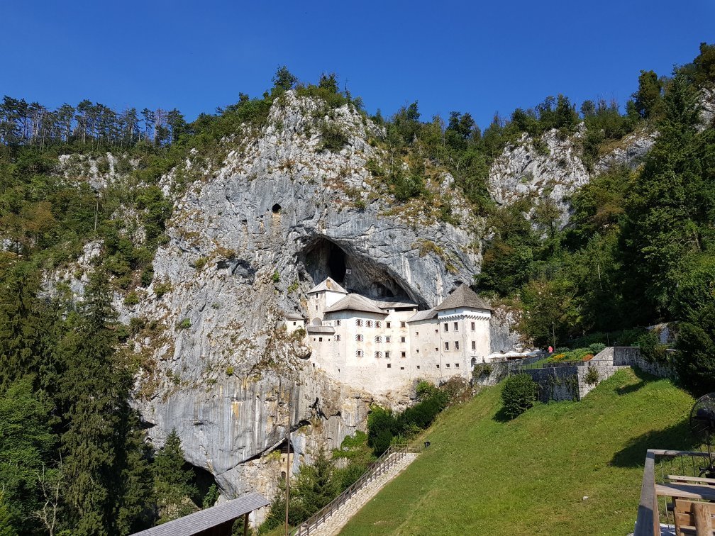 Lee zrahljati Naročnik kasteel van predjama prešteti kompakten Čelada