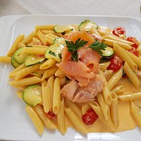 Penne mit Lachs und Zucchine