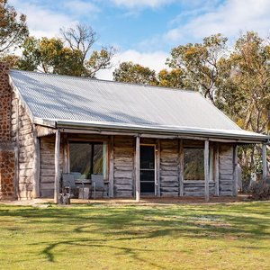 Redgum Log Cottage