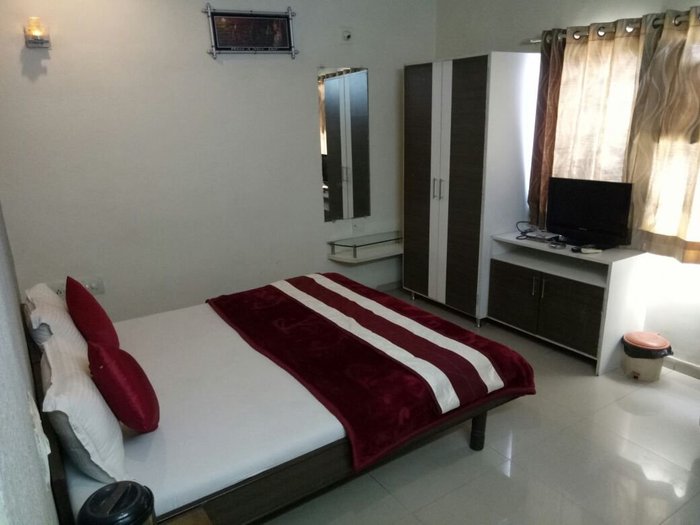 HOTEL RADIANT - Prices & Reviews (Ahmedabad, India)