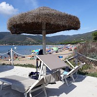 Comfortable and clean beach club just a couple of meters away from the sea with parking. Discoun