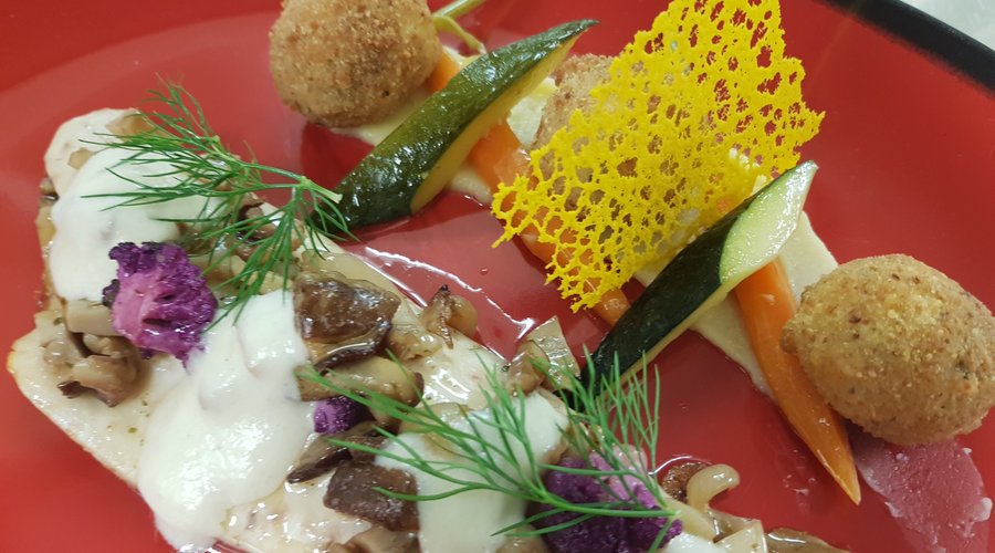 Filet de Bar. Vierge cèpes et seiche. Cromesquis aux algues