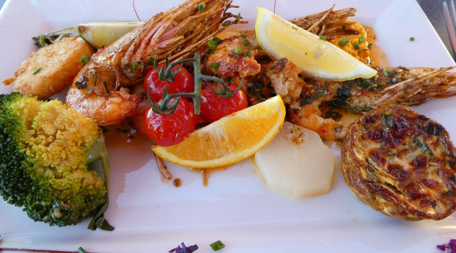Grosses crevettes . Bien relevé , excelent accompagnement .