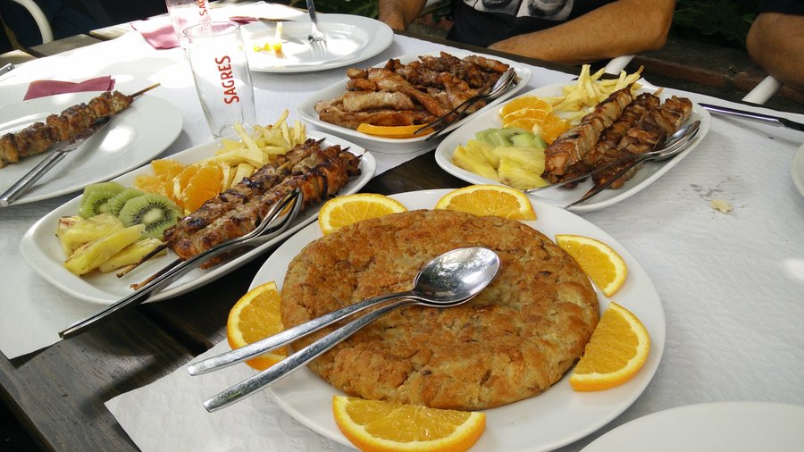 Migas, espetadas e lagartos de porco preto