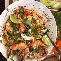 Petit restaurant de bord de mer. Tout y est bon voir très bon et les prix,pour la Martinique, tr