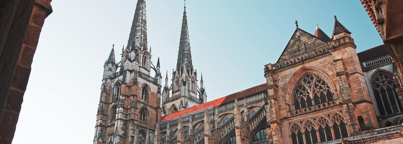 Les tours jumelles de la cathédrale de Bayonne