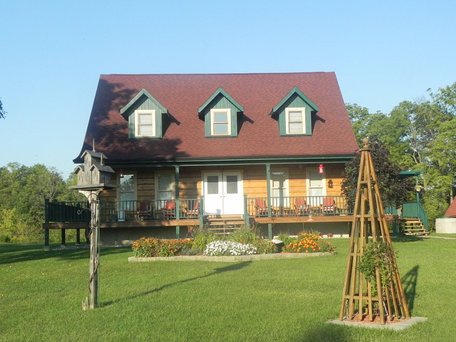 LOG HOME BED & BREAKFAST - B&B Reviews (Moraviantown, Ontario