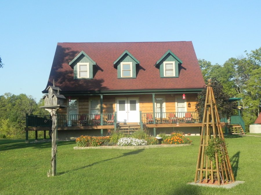 LOG HOME BED & BREAKFAST - B&B Reviews (Moraviantown, Ontario