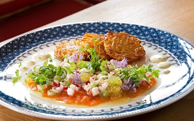 Buhlbacher Saiblingsfilet in DIll gebeizt mit Kartoffelrösti und Radieschen-Vinaigrette