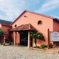 Fachada do restaurante, mesas dentro das caves onde eram armazenadas as barricas de carvalho...