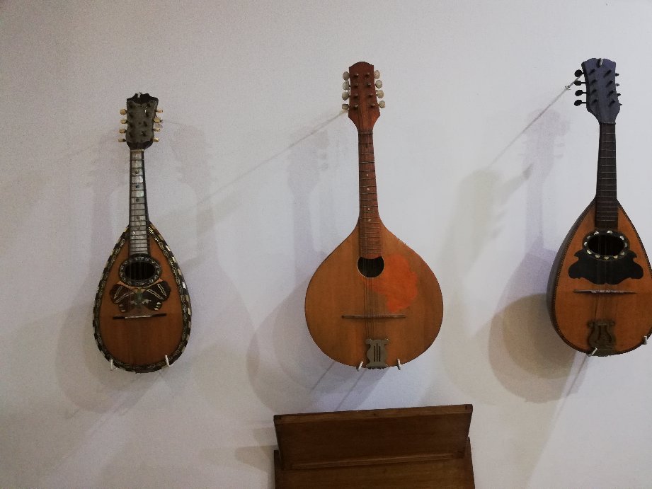 Georgian deals folk instruments