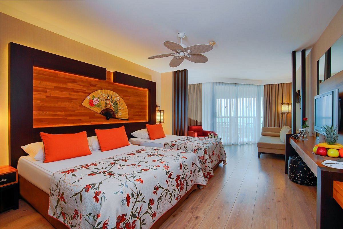Limak Lara Deluxe Hotel &amp; Resort, hotel in Antalya