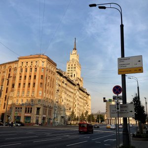 отель в этом доме, слева