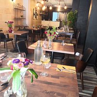 La salle : fleurs fraîches, déco moderne et cosy