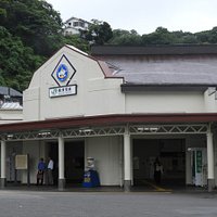 特徴ある建物の横須賀駅をヴェルニー公園側から見る