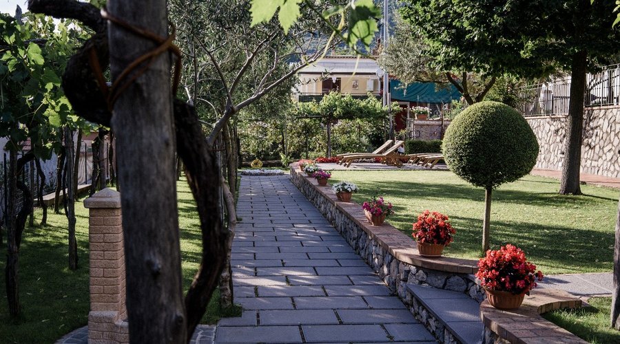 Area relax con vialetto e scorcio solarium