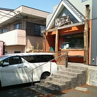 車から降りて、手摺が片側だけの階段で店内へ。